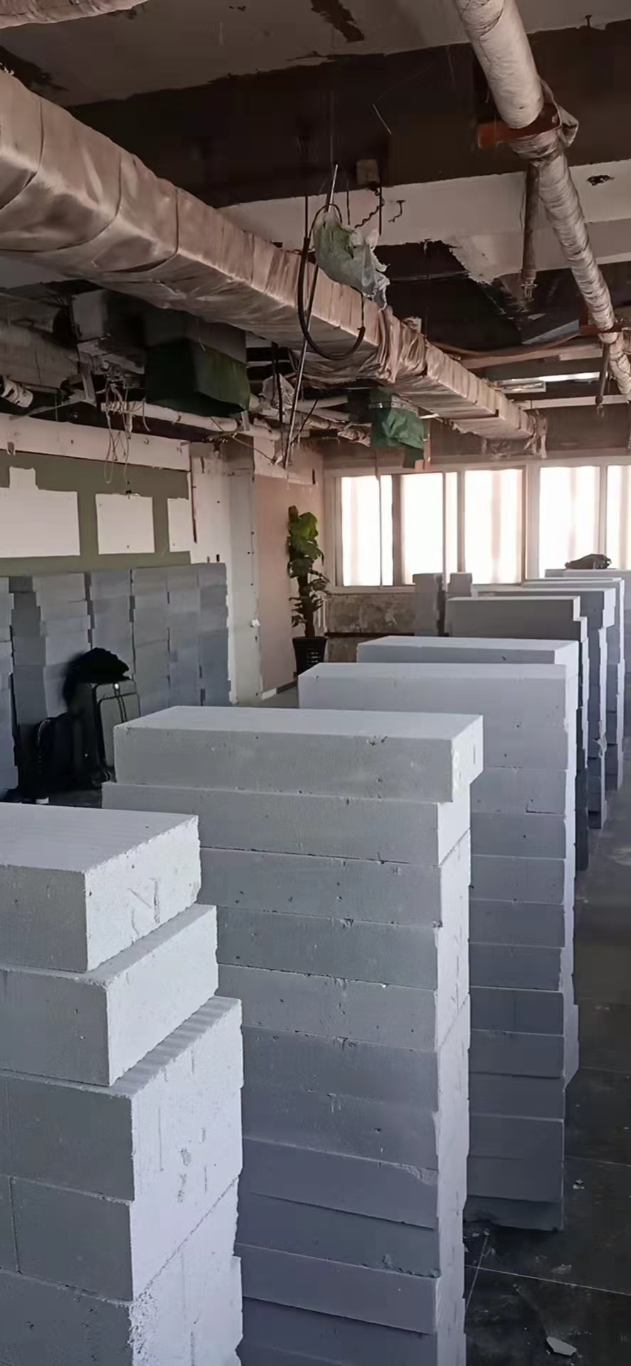厂房轻质砖隔墙施工场景